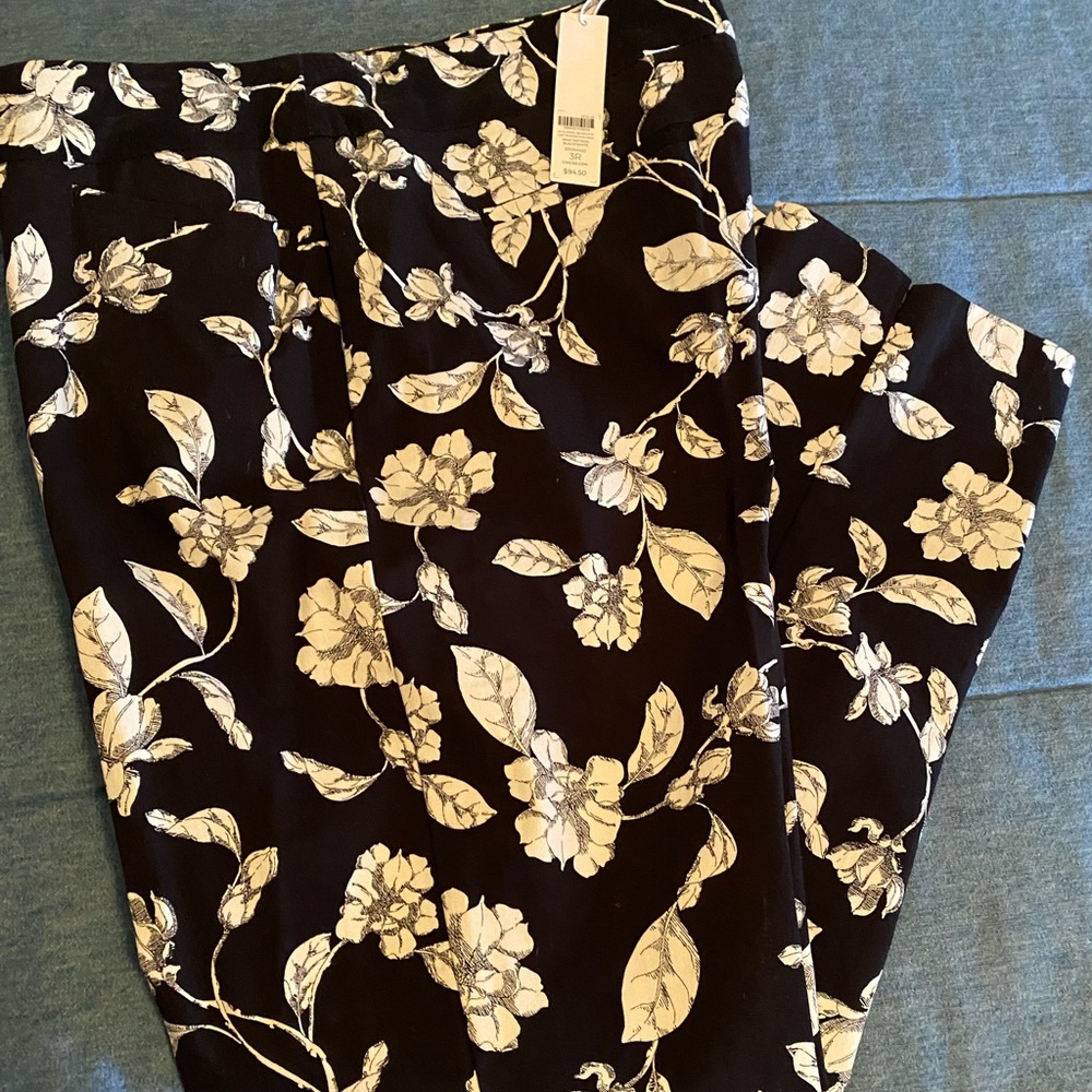 The perfect Floral Black and White Women's Chico’s Brigitte Pants 🖤🤍🖤